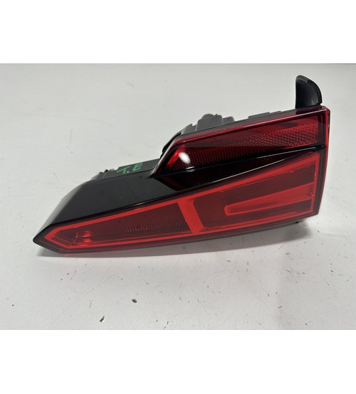 Lanterna Tras/esq Capô Audi A4 Tfsi Sline 2018